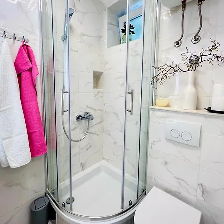 Charming Seaside Примоштен