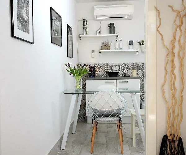 Charming Seaside Apartman